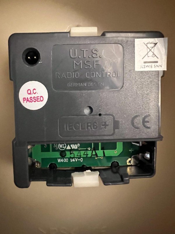 英国的钟不用手动调时间没见过世面的我像是工业革命时代看见火车的驴！我在Charity shop买到一块钟