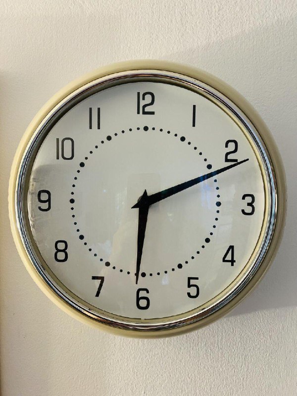 英国的钟不用手动调时间没见过世面的我像是工业革命时代看见火车的驴！我在Charity shop买到一块钟